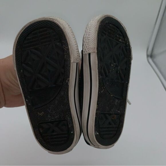 Chuck Taylor All Star Converse High Tops for Kids - Picture 5 of 7